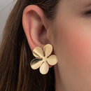 BRINCO FLOR LISA PÉTALAS CURVADAS 3CM