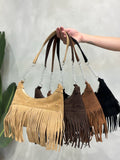 Bolsa Feminina Meia Lua em Camurça com Franjas Ref. 1457