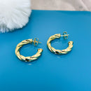 BRINCO MEIA ARGOLA TORCIDA (2,9CM) BANHADO A OURO 18K