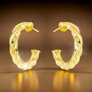 BRINCO MEIA ARGOLA TORCIDA (2,9CM) BANHADO A OURO 18K