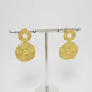 Brinco orgânico redondo com detalhes frisados BANHADO A OURO 18K