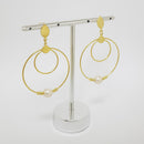 Brinco pendurado com dois fios em círculo e pérola BANHADO A OURO 18K