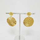 Brinco pendurado orgânico em formato redondo com detalhes de ondas BANHADO A OURO 18K