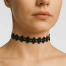 Choker Floral Bordado com Acabamento Texturizado e Elegante