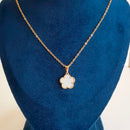 COLAR FLOR BRANCA BANHADO OURO 18K