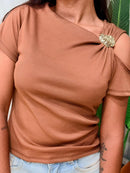 Blusa em Ribana Manga Curta com Recorte e Fivela Sonia Ref. 1891