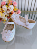 Sapatinho Branco Verniz Com Florzinhas e Strass Batizado