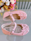 Sapatinho Rosa Verniz Com Florzinhas e Strass Batizado