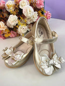 Sapatinho Infantil Dourado Fosco C/ Aplique de Florzinhas