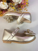 Sapatinho Infantil Dourado Fosco C/ Aplique de Florzinhas